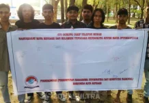 Mahasiswa Informatika Sultra Kumpulkan Tanda Tangan Untuk Mendukung Revisi Biaya Interkoneksi PENGUMPULAN TANDA TANGAN - Permikomnas Wilayah 11 daerah Sulawesi Tenggara (Sultra) melakukan aksi pengumpulan tanda tangan di Taman Kota Kendari, Senin (28/8/2016) sore. Aksi tersebut dilakukan untuk mendukung kebijakan dari Kemenkominfo terkait revisi biaya interkoneksi. (RAMADHAN HAFID/ZONASULTRA.COM). (Ramadhan Hafid/ZONASULTRA.COM)