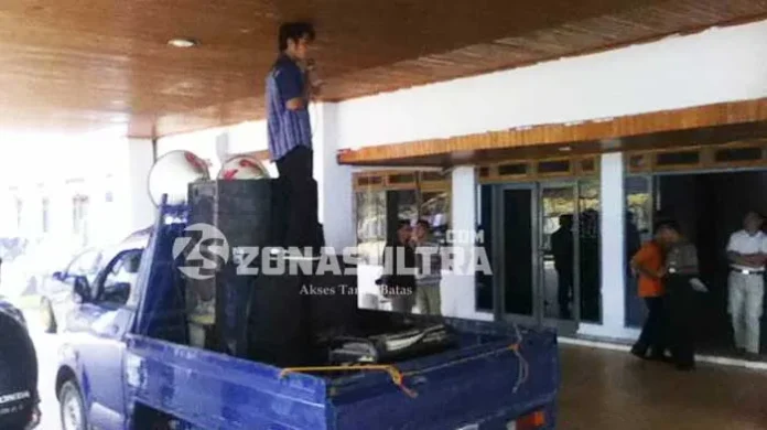 Mahasiswa Kendari Unjuk Rasa Protes Retribusi Bandara Haluoleo
