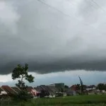 BMKG: Angin Siklon Nida Berdampak Hujan di Wilayah Sultra BMKG: Angin Siklon Nida Berdampak Hujan di Wilayah Sultra