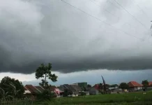 BMKG: Angin Siklon Nida Berdampak Hujan di Wilayah Sultra BMKG: Angin Siklon Nida Berdampak Hujan di Wilayah Sultra