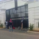 Di Rumah Gubernur Sultra, KPK Bawa Sejumlah Dokumen Lewat Pintu Belakang Di Rumah Gubernur Sultra, KPK Bawa Sejumlah Dokumen Lewat Pintu Belakang