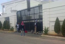 Di Rumah Gubernur Sultra, KPK Bawa Sejumlah Dokumen Lewat Pintu Belakang Di Rumah Gubernur Sultra, KPK Bawa Sejumlah Dokumen Lewat Pintu Belakang