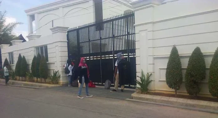 Di Rumah Gubernur Sultra, KPK Bawa Sejumlah Dokumen Lewat Pintu Belakang