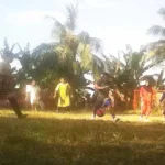 Sepak Bola Dangdut Kocak : Diiringin Musik, Peserta Gunakan Daster Hingga Jilbab SEPAK BOLA KOCAK : Tampak para bapak-bapak dengan mengenakan busana wanita daster dan jilbab saat bermain sepak bola kocak yang digelarRT 01 dan RT o2 yang digagas pihak oleh kelurahan Rahandouna, Kecamatan Poasia, Kota Kendari, Sabtu (13/8/2016). FOTO LUKMAN BUDIANTO/ZONASULTRA.COM