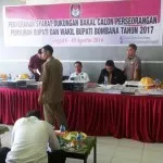 Atikurahman Resmi Daftar di KPU Lewat Jalur Independen Pendaftaran calon perseorangan di KPU- KPU Bombana melakukan pengecekan data pendukung pasangan Balon Bupati Bombana Sultra pada rabu (10/8/2016) di Kantor KPU setempat. Pendaftaran balon perseorangan dimulai sejak tanggal 6 hingga 10 agustus 2016 dan ada dua balon yang mendaftar di Kpu. (Andi Hasman/ ZONASULTRA. COM)