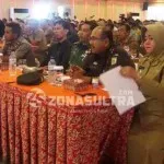BPK RI Gelar Sosialisasi Peningkatan Kualitas Laporan Keuangan Pemda se-Sultra di Kolaka SEMINAR BPK - Kejari Kolaka H Jefferdian, Dandim Kolaka Letkol CSI Cosmas M Danga dan Wabup Koltim Andi Merya Nur mengikuti pemaparan dari BPK RI dalam sosialisasi evaluasi peningkatan kualitas LKPD dan TLR-HP yang berlangsung di hotel Sutan Raja Kolaka, Sultra, Senin (8/8/2016). (ABDUL SABAN/ZONASULTRA.COM)