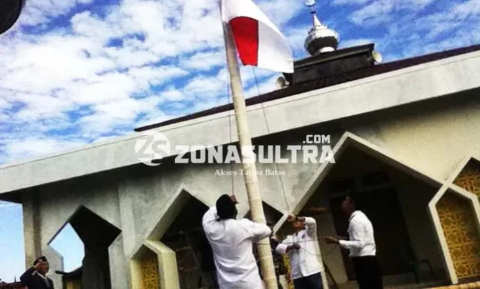 Warga BTN Graha Muliya Gelar Upacara HUT RI di Depan Masjid