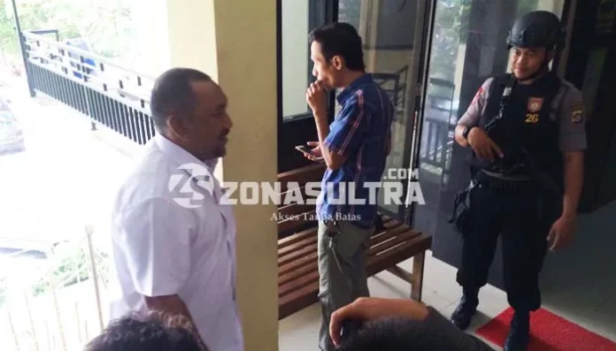 Dua Koper Dibawa Masuk ke Ruang Pemeriksaan Bersamaan Kedatangan Kadis ESDM Sultra