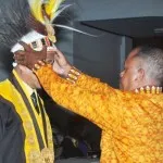Rektor UHO Dapat Cenderamata Topi Burung Cendrawasih dari Pemerintah Papua Rektor UHO Dapat Cenderamata Topi Burung Cendrawasih dari Pemerintah Papua