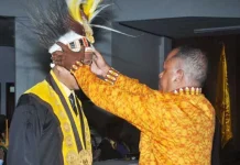 Rektor UHO Dapat Cenderamata Topi Burung Cendrawasih dari Pemerintah Papua Rektor UHO Dapat Cenderamata Topi Burung Cendrawasih dari Pemerintah Papua