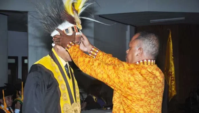 Rektor UHO Dapat Cenderamata Topi Burung Cendrawasih dari Pemerintah Papua