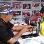 Festival Budaya Tua, Dinkes Buton Siapkan 13 Ambulans Festival Budaya Tua, Dinkes Buton Siapkan 13 Ambulans Ketgam : Nampak Kepala Dinas (Kadis) Kesehatan Kabupaten Buton H.Sumardin SIp, M.Kes, saat memeriksa tekanan darah Kepala Dinas Kebudayaan dan Pariwisata Kabupaten Buton La Ode Zainuddin Napa, yang bertempat di stand pameran Dinkes Buton. (Nanang/Zonasultra.com).
