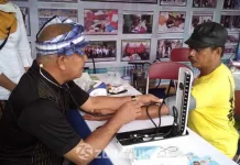 Festival Budaya Tua, Dinkes Buton Siapkan 13 Ambulans Festival Budaya Tua, Dinkes Buton Siapkan 13 Ambulans Ketgam : Nampak Kepala Dinas (Kadis) Kesehatan Kabupaten Buton H.Sumardin SIp, M.Kes, saat memeriksa tekanan darah Kepala Dinas Kebudayaan dan Pariwisata Kabupaten Buton La Ode Zainuddin Napa, yang bertempat di stand pameran Dinkes Buton. (Nanang/Zonasultra.com).