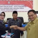 Serahkan LKPJ 2015 ke DPRD, Ini 4 Hal yang Menjadi Prioritas Bupati Koltim PENYERAHAN LKPJ - Penyerahan LKPJ sekaligus penandatanganan nota pengantar LKPJ oleh Bupati Koltim Tony Herbianyah kepada DPRD Koltim, yang diterima langsung oleh Wakil Ketua DPRD Djuliansi Silondae di Gedung Paripurna, Selasa (2/8/2016). (JASPIN/ZONASULTRA.COM)
