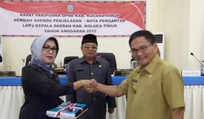 PENYERAHAN LKPJ - Penyerahan LKPJ sekaligus penandatanganan nota pengantar LKPJ oleh Bupati Koltim Tony Herbianyah kepada DPRD Koltim, yang diterima langsung oleh Wakil Ketua DPRD Djuliansi Silondae di Gedung Paripurna, Selasa (2/8/2016). (JASPIN/ZONASULTRA.COM)