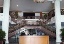 Aktivitas Kantor Gubernur Sultra Berjalan Normal GUBERNUR- Suasana loby kantor Gubernur Sulawesi Tenggara (Sultra), Rabu (24/8/2016). Terlihat sejumlah anggota Satuan Polisi (Satpol) Pamong Paraja (PP) berada di meja piket dan di depan pintu ruang kerja Sekretaris Daerah (Sekda) Lukman Abunawas. ILHAM SURAHMIN/ZONASULTRA.COM