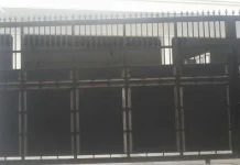 Pasca Penggeledahan KPK, Garasi Mobil Mewah di Rumah Nur Alam Dijaga Pria Bertubuh Kekar Pasca Penggeledahan KPK, Garasi Mobil Mewah di Rumah Nur Alam Dijaga Pria Bertubuh Kekar