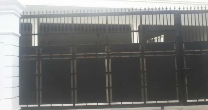 Pasca Penggeledahan KPK, Garasi Mobil Mewah di Rumah Nur Alam Dijaga Pria Bertubuh Kekar