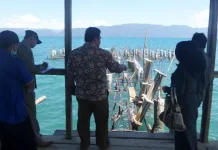 Dewan Konkep Temukan Proyek Fisik Bermasalah Para legislator Konkep saat meninjau lokasi peningkatan pelabuhan rakyat pada selasa (30/08/2016) didesa lamongupa kecamatan wawonii barat kabupaten konawe kepulauan (Konkep) Sulawesi Tenggara (Sultra).(Arjab Karim/ZONASULTRA.COM)