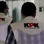 Aminoto Kalimudin Bungkam Usai Diperiksa KPK kpk-geledah-bupati-140509b
