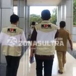 Polisi Kawal Tim KPK Geledah Kantor Gubernur Polisi Kawal Tim KPK Geledah Kantor Gubernur