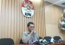 Diperiksa, Isteri Kadis ESDM Beri Informasi Penting Untuk KPK Kepala Bagian Pemberitaan dan Publikasi KPK, Priharsa Nugraha saat memeberikan keterangan pemeriksaan terhadap saksi Fatmawati Kasim, di Gedung KPK, Jalan Rasuna Said Kuningan, Rabu (31/8/2016).