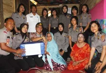 Dikunjungi Anggota Polisi, Ibu Kandung Harmawati Memilih Diam Dikunjungi Anggota Polisi, Ibu Kandung Harmawati Memilih Diam