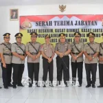 Lima Pejabat Polres Konsel Berganti PERGANTIAN PEJABAT - Kapolres Konsel, AKBP Hendrik Widyana, Wakapolres Konsel, Kompol Ndaru Istimawan saat berpose bersama para pejabat yang berganti di ruang aula Polres itu, Sabtu (27/8/2016). Pergantian tersebut merupakan hal yang biasa dalam institusi kepolisian sebagai upaya peningkatan karir jabatan. (IRFAN MUALIM/ZONASULTRA.COM)