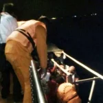 Pulang Dari Upacara di Pulau Bokori, Kapal Peserta Alami Mati Mesin PROSES EVAKUASI- Suasana proses evakuasi penumpang kapal yang mengalami mati mesin di perairan laut yang berjarak sekitar 1/2 mil dari Pulau Bokori, Kecamatan Soropia Kabupaten Konawe, Rabu (17/8/2016) malam tadi. Dokumentasi SAR Kendari for Zonasultra.com