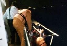 Pulang Dari Upacara di Pulau Bokori, Kapal Peserta Alami Mati Mesin PROSES EVAKUASI- Suasana proses evakuasi penumpang kapal yang mengalami mati mesin di perairan laut yang berjarak sekitar 1/2 mil dari Pulau Bokori, Kecamatan Soropia Kabupaten Konawe, Rabu (17/8/2016) malam tadi. Dokumentasi SAR Kendari for Zonasultra.com