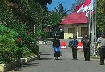 Mantan Sekda Kabupaten Buton Diperiksa KPK Mantan Sekda Kabupaten Buton, Wa ode Iksana Maliki memakai jilbab hitam baju biru, mantan Kadis Pertambangan Kabupaten Buton, Radjlun, dan pegawai Biro Hukum Setretariat Kabupaten Buton Faharuddin. Foto : Mulyadi/ZONASULTRA.COM