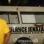 Warga Konsel Yang Ditemukan Tewas di Bone Langsung Dimakamkan Tampak mobil jenazah dan peti jenazah Hermawati yang baru tiba dikediaman dukannya. Foto istimewa
