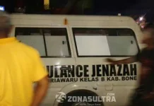 Warga Konsel Yang Ditemukan Tewas di Bone Langsung Dimakamkan Tampak mobil jenazah dan peti jenazah Hermawati yang baru tiba dikediaman dukannya. Foto istimewa