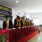 Sikkato Jadikan Musadar Raih Gelar Doktor PROMOSI DOKTOR - Wakil Walikota Kendari, Musadar Mapasomba berhasil meraih gelar doktor (S3) di Fakultas Pertanian Universitas Halu Oleo (UHO) Kendari, Sulawesi Tenggara (Sultra), Kamis (4/8/2016). Musadar berhasil mempertahankan disertasinya di hadapan para tim penguji dalam sidang promosi doktor di Kampus Pascasarjana UHO. (JUMRIATI/ZONASULTRA.COM)