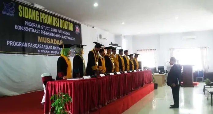 PROMOSI DOKTOR - Wakil Walikota Kendari, Musadar Mapasomba berhasil meraih gelar doktor (S3) di Fakultas Pertanian Universitas Halu Oleo (UHO) Kendari, Sulawesi Tenggara (Sultra), Kamis (4/8/2016). Musadar berhasil mempertahankan disertasinya di hadapan para tim penguji dalam sidang promosi doktor di Kampus Pascasarjana UHO. (JUMRIATI/ZONASULTRA.COM)
