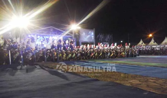 nari_pan Pelantikan Pengurus PAN : Ribuan penari dari berbagai kalangan saat menampilkan tiga jenis tarian sebagai tanda dimulainya rangkaian kegiatan pelantikan pengurus PAN se-Sultra yang dilaksanakan di alun-alun pantai kotamara, Kota Baubau, Sultra.