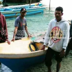 Nelayan Sampolawa Hilang Saat Melaut Anggota Polsek Siompu bersama warga mengamankan perahu milik La Isu. Foto: Doc Polsek Siompu