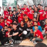 Kenalkan Olahraga Sepatu Roda, Kendari Inline Skate Gelar Kompetensi KOMPETISI SEPATU RODA - Komunitas Kendari Inline Skate dan Komunitas Sepatu Roda Kolaka Utara melakukan foto bersama, setelah melakukan perlombaan adu kecepatan sepatu roda, di Taman Kota Kendari, Minggu (28/8/2016). Sari/ZONASULTRA.COM