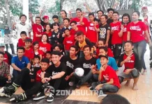 Kenalkan Olahraga Sepatu Roda, Kendari Inline Skate Gelar Kompetensi KOMPETISI SEPATU RODA - Komunitas Kendari Inline Skate dan Komunitas Sepatu Roda Kolaka Utara melakukan foto bersama, setelah melakukan perlombaan adu kecepatan sepatu roda, di Taman Kota Kendari, Minggu (28/8/2016). Sari/ZONASULTRA.COM