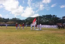 Anggota Paskibraka Koltim Ini Gagal Jadi Pembawa Bendera Setelah Terjatuh Dari Motor Hut RI-Perayaan Hari Ulag Tahun Republik Indonesia (Hut RI) yang ke-71. Pasukan Paskibraka bertugas mengibarkan bendera merah putih di depan Bupati Kolaka Timur (Koltim) Tony Herbiansyah dan Wakil Bupati Andi Merya Nur dan para undangan di Alun-Alun lapangan sepak bola Latomoro. JASPIN/ZONASULTRA.COM