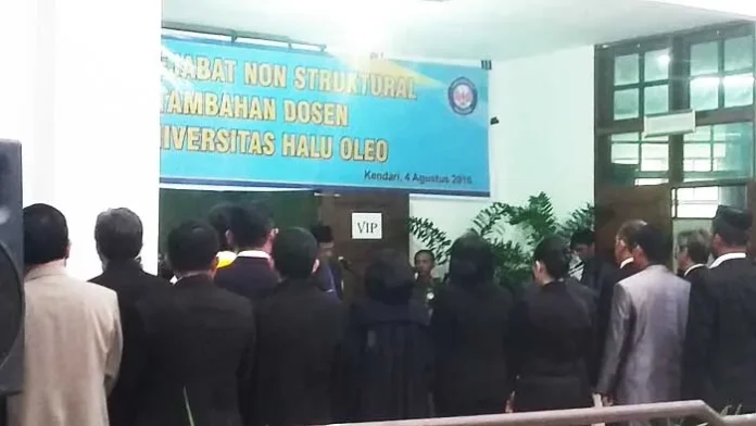 Rektor UHO Lantik 157 Pejabat Nonstruktural di Selasar Gedung