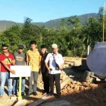 Tak Punya Izin, Pemkab Konut Segel SPBU Andowia PENYEGELAN-Terlihat Petugas Dinas Perizinan dan Distemben Konut, bersama masyarakaat konut yang tergabung dalam Lembaga Pemantau Hukum dan HAM (LEPHHAM) Konut, melakukan penyegelan di SPBU andowia, Kecamatan Andowia, Kabupaten Konawe utara (Konut). Dikarenakan belum mengontongi beberapa izin.(Jefri/ZONASULTRA.COM).