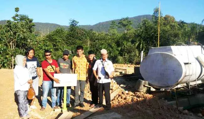 penyegelan PENYEGELAN-Terlihat Petugas Dinas Perizinan dan Distemben Konut, bersama masyarakaat konut yang tergabung dalam Lembaga Pemantau Hukum dan HAM (LEPHHAM) Konut, melakukan penyegelan di SPBU andowia, Kecamatan Andowia, Kabupaten Konawe utara (Konut). Dikarenakan belum mengontongi beberapa izin.(Jefri/ZONASULTRA.COM).