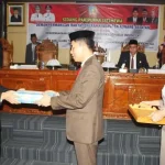 Bupati Konsel Serahkan Raperda Perampingan SKPD ke Dewan Bupati Konsel Serahkan Raperda Perampingan SKPD ke Dewan