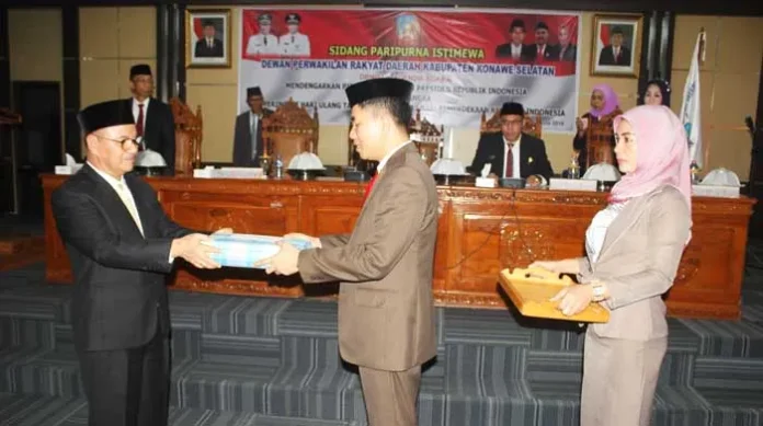 Bupati Konsel Serahkan Raperda Perampingan SKPD ke Dewan
