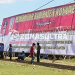 Saat Bendera Dikibarkan, Puluhan PNS di Konsel Memilih Berteduh Saat Bendera Dikibarkan, Puluhan PNS di Konsel Memilih Berteduh