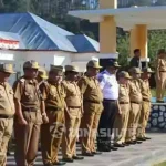 PNS Malas, Bupati Koltim: Tinggal Pilih, Mau Pensiun Dini Atau Diberhentikan Upacara Bendera-Pelaksanaan Upacara yang dilaksanakan setiap hari seninnya, di lapangan upacara Kantor Bupati Kolaka Timur Senin (29/8/2016).(Jaspin/ZONASULTRA.COM)