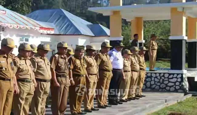 pns_koltim Upacara Bendera-Pelaksanaan Upacara yang dilaksanakan setiap hari seninnya, di lapangan upacara Kantor Bupati Kolaka Timur Senin (29/8/2016).(Jaspin/ZONASULTRA.COM)