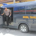 Polres Konsel Dapat Bantuan Mobil Tahanan dari Mabes Polri MOBIL BANTUAN - Kapolres Konsel AKBP Hendrik Widyana usai memeriksa mobil tahanan yang didatangkan dari Mabes Polri melalui Polda Sultra pada Jumat (26/8/2016). Transportasi tersebut diperuntukkan memperlancar proses pemindahan para tahanan. (IRFAN MUALIM/ZONASULTRA.COM)