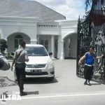 KPK Datang, Rumah Pribadi Nur Alam Dijaga Brimob rumah pribadi nur alam dijaga brimob